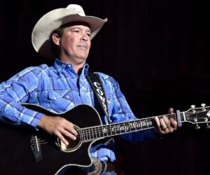 Clay Walker battles new MS health challenges after 30 years with disease