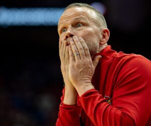 NCAA basketball: Louisville head coach suffers bizarre finger injury