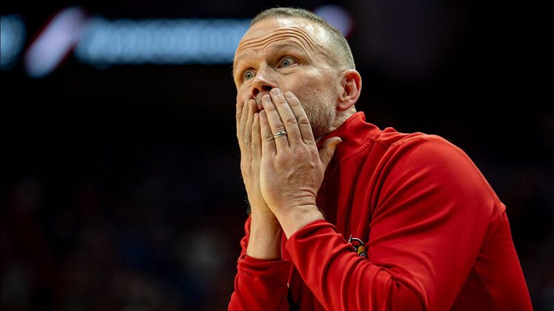 NCAA basketball: Louisville head coach suffers bizarre finger injury