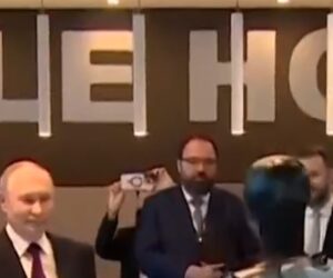 AI-powered humanoid robot dances for Putin in Russia