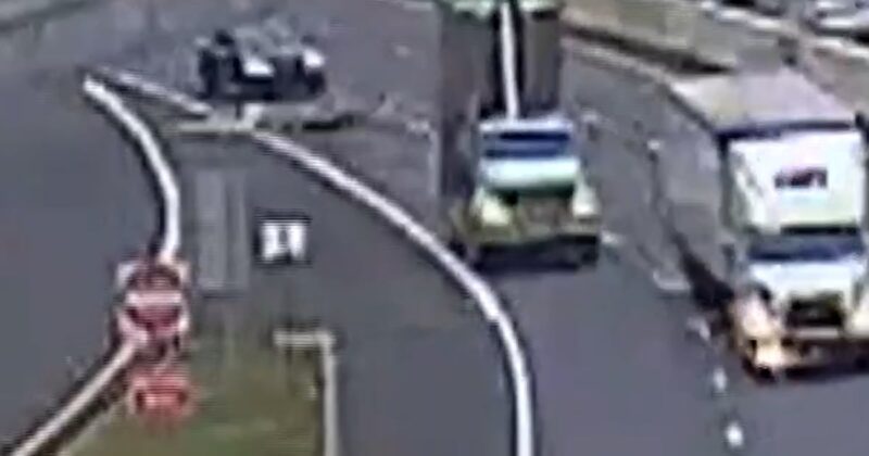 Dump truck slams into sign on Ohio highway