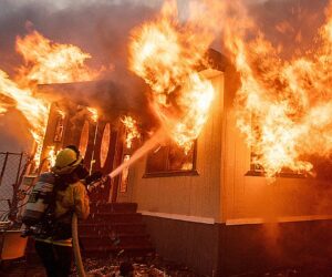 LA firefighters ordered to leave site that exploded into Palisades Fire: report
