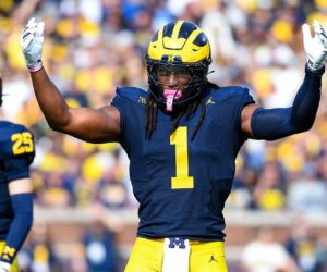Michigan player nearly headbutts referee during game vs Ohio State