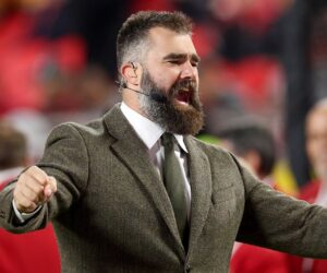 Jason Kelce goes shirtless in belly bucking competition before Eagles game