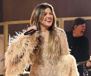 Kelly Clarkson returns to Las Vegas, helps couple get engaged on stage