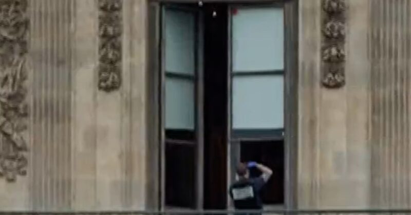 Louvre urged to upgrade its security before jewel heist