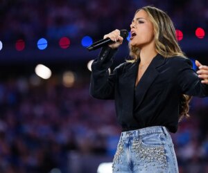 World Series anthem performers receive cheers