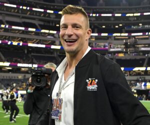 Rob Gronkowski will officially retire with a one-day contract from Patriots