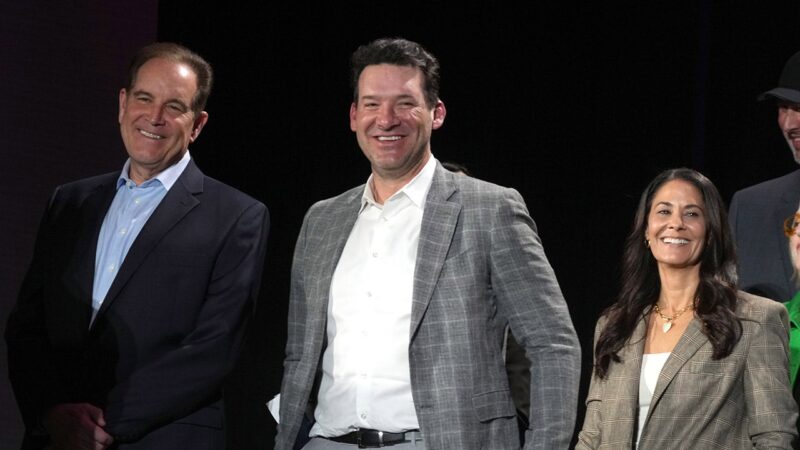 Tony Romo’s strange noises throws off NFL fans