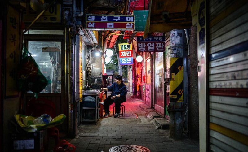 Some Restaurants Bemoan Solo Diners. Others Are Embracing Them