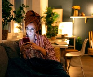 Dark showering helps reduce anxiety and insomnia symptoms, doctor says