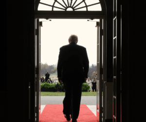 Americans remain uneasy about the economy heading into holiday season