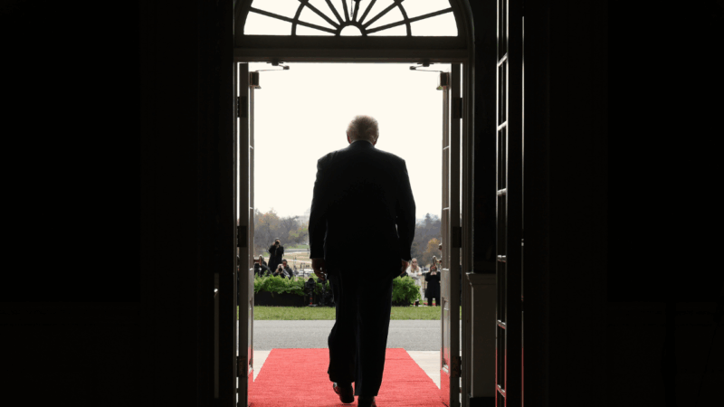 Americans remain uneasy about the economy heading into holiday season